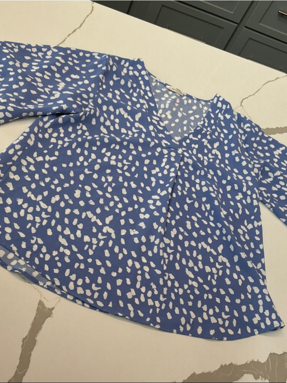 JODIFL Blue and White V-Neck Printed Blouse Small Thin Flare Sleeves